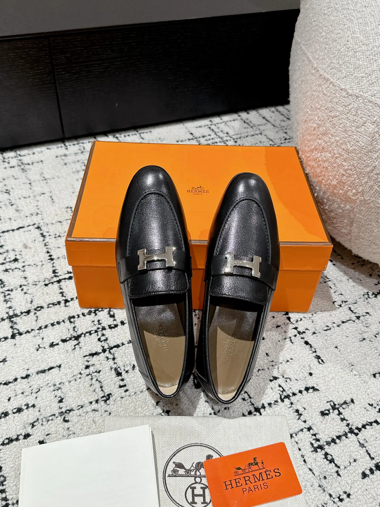 👟👟Ex-factory price 720👟👟 (top version) Hermes/25ss classic model is undoubtedly the leader in luxury goods. Every single product is very popular‼ ️Although the styles are few, they are more refined and more classic. They never go out of style. They are a brand that maintains and appreciates value. It is rare to have such a reputation in consumer goods sincerely! This pair of shoes is a classic style of this brand. It is decorated with metal buckles exclusive to Hermès. It is a classic that has become more and more beautiful over the course of history. We will bring out some goods from the channel in small quantities! The leather feels very, very soft and feels like baby skin! Feel the luxury! Supplies are huge! ✔️Material: imported sheepskin upper ✔️Inner lining/foot pads: imported sheepskin ✔️Outsole: genuine leather ➕tpu bottom ⚠️ ✔️Size: 35/36/37/38/39 (40/41/42 can be ordered)